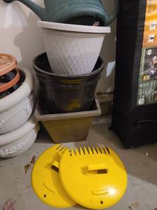 lot 3029 image: Yellow claw rakes, plastic watering can and 3 large plastic flower pots