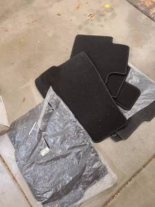 lot 3035 image: Honda Accord black floor mats