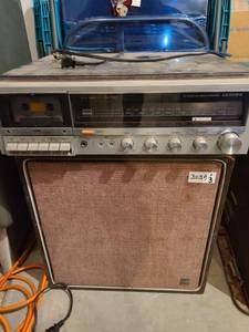 lot 3039 image: Lloyds amfm radio and cassette playerrecorder with GE speakers 15 x 15 x 6