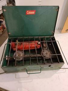 lot 3041 image: Coleman camp stove 425B