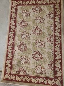 lot 3045 image: Area rug 40 x 60