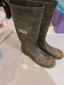 lot 3058 image: Mens rubber boots, steel toe and slip resistant size 13