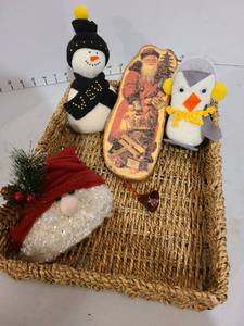 lot 3068 image: Baskettray with holiday decor