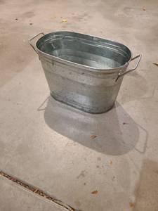 lot 3077 image: Metal tub with handles