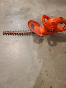lot 3079 image: Black and Decker electric hedge trimmer
