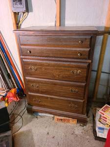 lot 4005 image: Chest of drawers 48 x 32 x 18 on ball casters in shed. Missing one knob