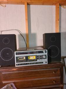 lot 4006 image: AMFM stereo cassette system with speakers works