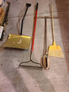 lot 4008 image: Snow shovel, bow rake, post hole digger, broom
