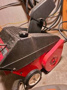 lot 4035 image: Snow thrower