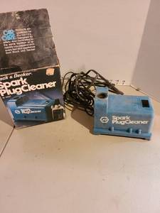 lot 4077 image: Black and Decker spark plug cleaner