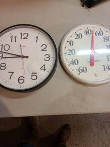 lot 4087 image: Howard Miller plastic wall clock and Accurite thermometer, both about 12