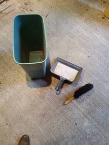 lot 4107 image: Trash can, hand broom, dust pan