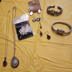 lot 1300 image: Ladies jewelry