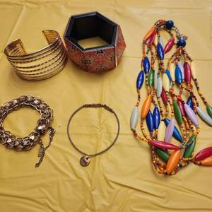 lot 1304 image: Ladies bracelets and necklace