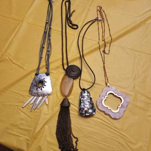 lot 1306 image: Ladies necklaces