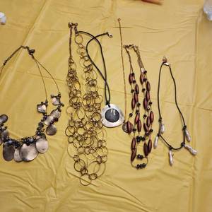 lot 1308 image: Ladies necklaces