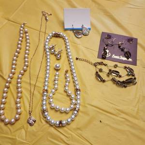 lot 1313 image: Ladies necklaces, bracelet and earrings (one is Premier Designs)