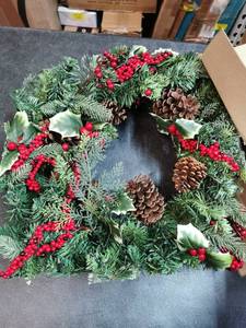lot 8226 image: 16 Light Up Christmas Wreath