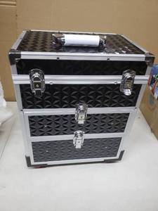 lot 2401 image: Rolling Makeup Lock Case, Black