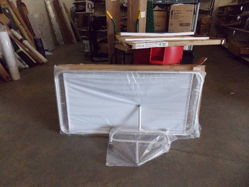 lot 265 image: Three panel privacy screen