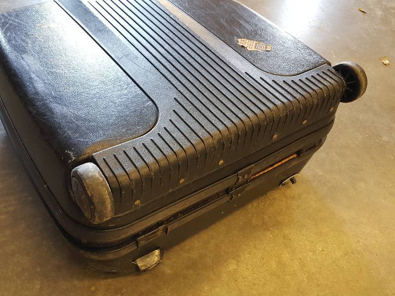 It looks like the Gorilla won on this large Samsonite luggage piece ...