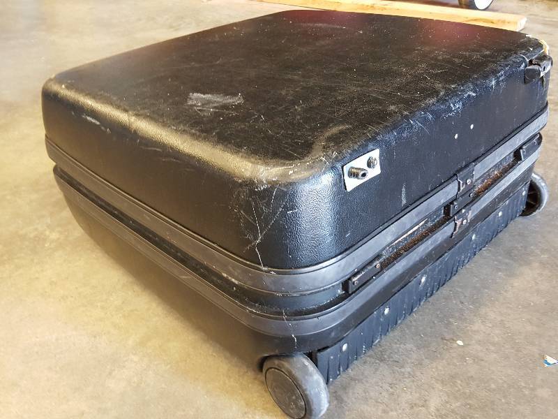 It looks like the Gorilla won on this large Samsonite luggage piece ...