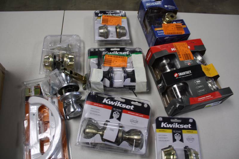 lot 5220 image: BOX OF DOOR LOCKSETS