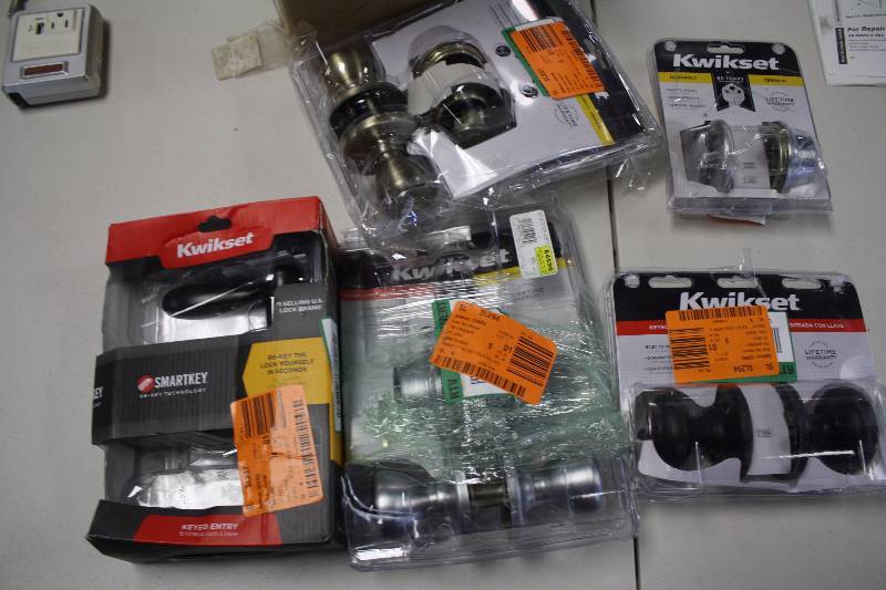 lot 5120 image: BOX OF DOOR LOCKSETS