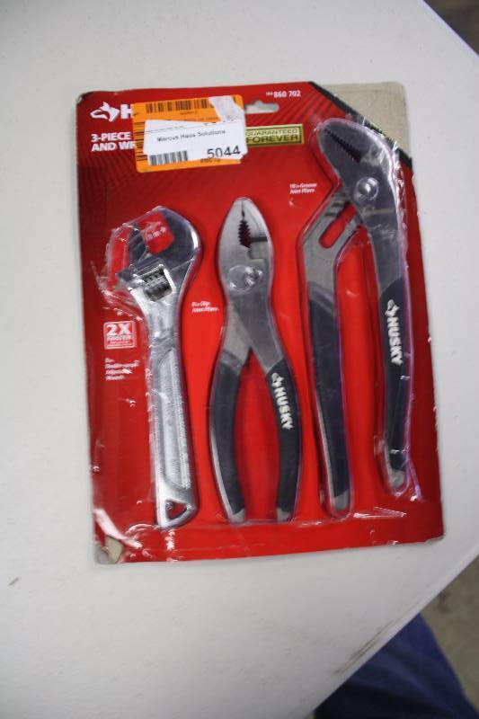 lot 5044 image: HUSKY WRENCH SET OF THREE