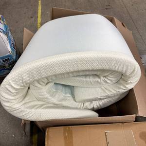 lot 4598 image: Queen Size 4in Mattress Topper