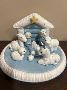 lot 4610 image: Kimble Mold Corp. 1985 Nativity. One ceramic piece. White and light blue.