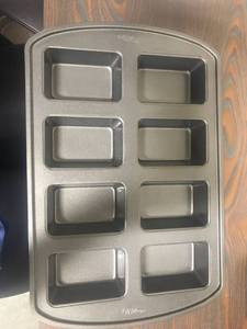 lot 4668 image: Wilton Mini Loaf Pan