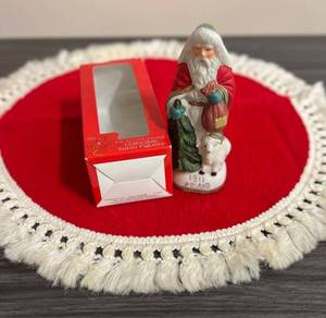 lot 4736 image: Collectible 5�� Santa Figurine and Mini Tree Skirt