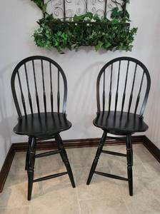 lot 109 image: 2 Swivel Wood Bar Stools - Seat Height 25 - Matches Lots 110, 221 and 266