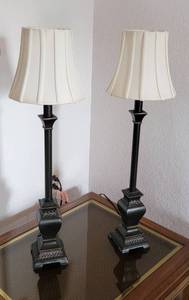 lot 128 image: 2 Matching Table Lamps - 27