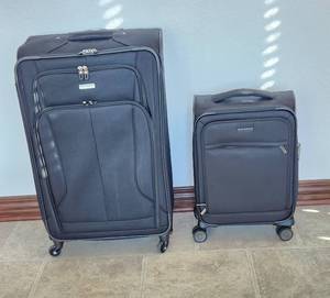 lot 165 image: 32 Samsonite Suitcase and Ricardo Carry on