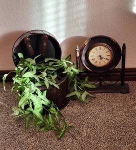 lot 176 image: Wood Clock and Basket Decor