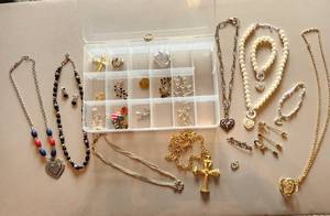 lot 182 image: Jewelry