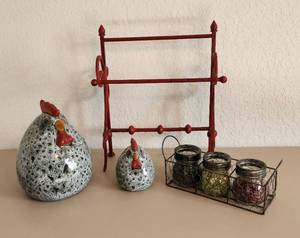 lot 195 image: Hens, Paper Towel Holder and Bean Cage Display