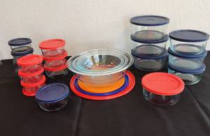 lot 207 image: Pyrex Mixing and Storage Bowls