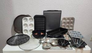 lot 238 image: Baking Pans, Baking Sheets and Cooling Racks