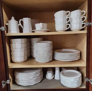 lot 247 image: Pfaltzgraff 87 pc Set - Bring Boxes