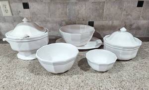 lot 248 image: Pfaltzgraff Nesting Bowls, Soup Tureen, Serving Platter and Covered Dish