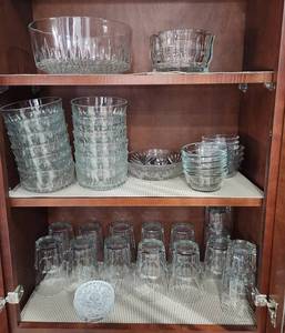 lot 250 image: Contents of Cabinet - Glassware