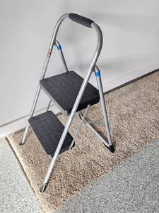 lot 402 image: Cosco Step Ladder - Model 11-308 PBLW