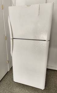 lot 419 image: Frigidaire Refrigerator - Model FRT21LRAW9 - 30.5 x 34 x 69