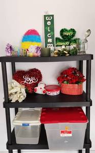 lot 431 image: Easter, Valentines and St. Patricks Decor