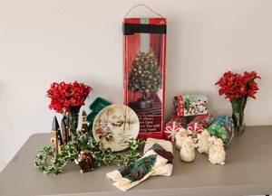 lot 432 image: Christmas Decor - Tote Included