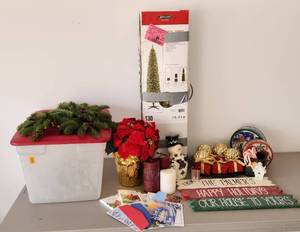 lot 433 image: Christmas Decor - Tote Included