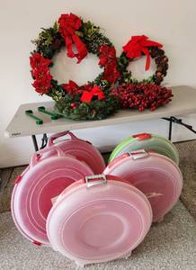 lot 439 image: 4 Wreaths and 5 Wreath Storage Containers